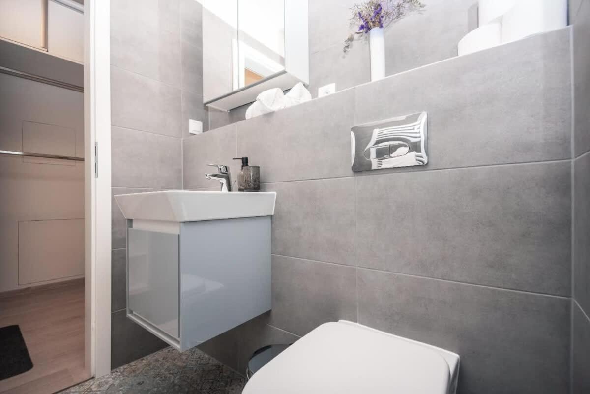 City Center Apartment - Modern & Elegant Bratislava Ngoại thất bức ảnh
